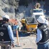 Personal de minería trabajando en la explotación de un terreno.