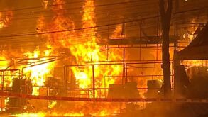 El fuego consumió al menos 5 locales de la Central de Abastos de Puebla, las autoridades lograron liquidar las llamas durante la madrugada.