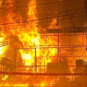 El fuego consumió al menos 5 locales de la Central de Abastos de Puebla, las autoridades lograron liquidar las llamas durante la madrugada.