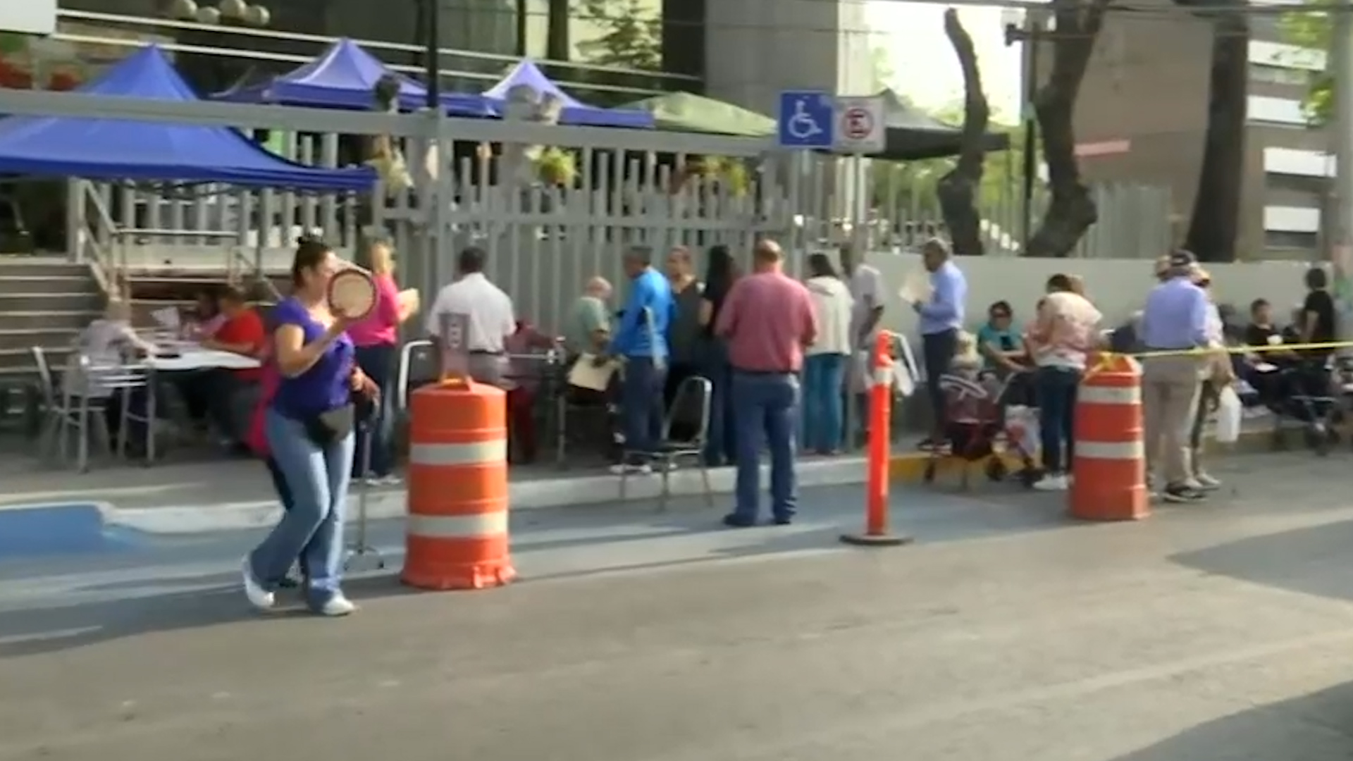 Más de 15 mil maestros jubilados protestan en Monterrey por un adeudo de 1,000 mdp. Exigen al Gobierno de Nuevo León el pago de retroactivos desde 2024.