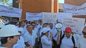 Los manifestantes presentaban pancartas con sus protestas y exigencias respecto a la nueva reforma