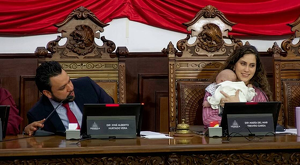Diputada en Saltillo aparece con su bebé en sesión del Congreso y abre debate sobre maternidad y trabajo.