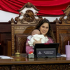 Diputada en Saltillo aparece con su bebé en sesión del Congreso y abre debate sobre maternidad y trabajo.