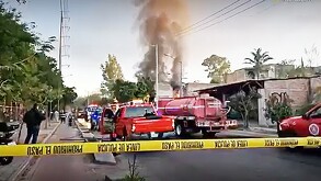Bomberos combaten intenso incendio en llantera de Tonalá