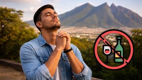 Hombre rezando en Monterrey