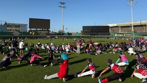 Autoridades, directivos, jugadores y familias de Nuevo Laredo en la clínica de beisbol.