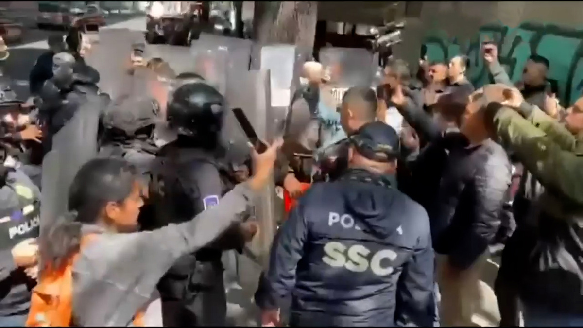 Padres de la secundaria 66 bloquean Presidente Masaryk y Periférico Norte. Exigen a la SEP la destitución de la directora.