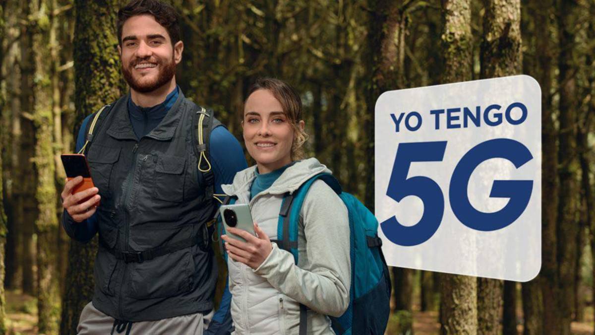 Un hombre y una mujer en el bosque mientras sotienen un celular cada uno