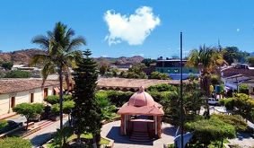 Vista panorámica del centro de Jilotlán de los Dolores durante el día.