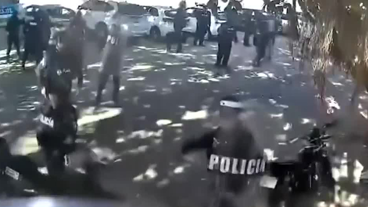 Un desalojo en la colonia Colosio, en Playa del Carmen, derivó en violencia cuando policías lanzaron piedras contra una vivienda.