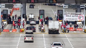 Autos pagando la caseta México-Cuernavaca.