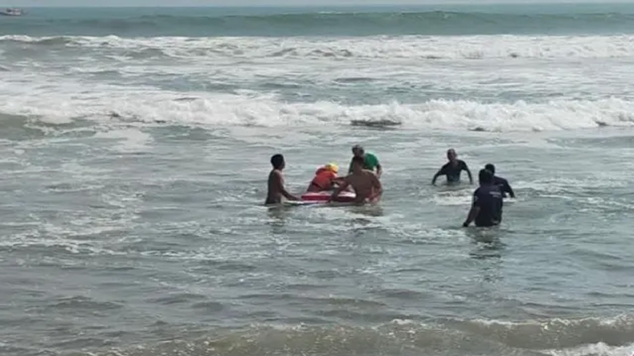 Seis turistas extranjeros fueron rescatados en playa La Bocana, en Huatulco, tras quedar atrapados por el fuerte oleaje.