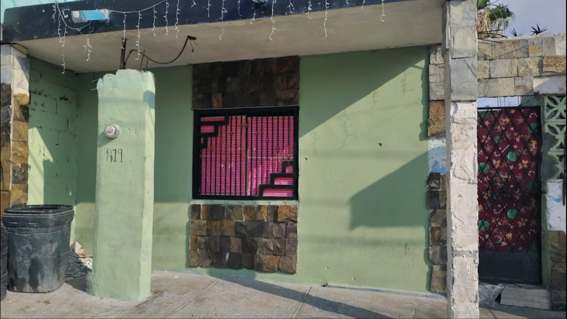 Un sujeto en bicicleta disparó 6 veces contra una casa en la colonia Pueblo Nuevo de Apodaca. Una familia de 5 personas resultó ilesa tras la agresión.