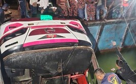 Autobús de pasajeros que cayó al Río Padma, provocando la muerte de más de 20 personas.