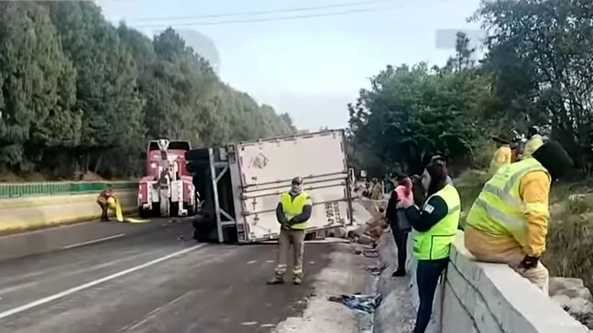 Una unidad de carga se volcó sobre la autopista México-Cuernavaca la mañana de este jueves, causando cierres en la vialidad.