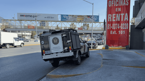 Agentes periciales realizaron diligencias en un banco de Monterrey tras el deceso de un empleado identificado como Urany Salinas.
