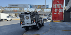 Agentes periciales realizaron diligencias en un banco de Monterrey tras el deceso de un empleado identificado como Urany Salinas.