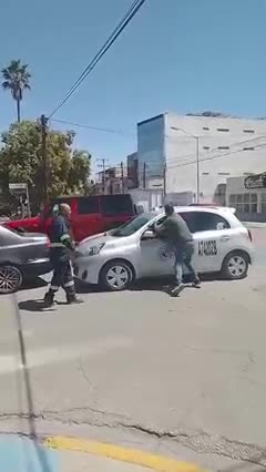 En el metraje se observa al agresor descender de su unidad para encarar al chofer del servicio público y además golpearlo.