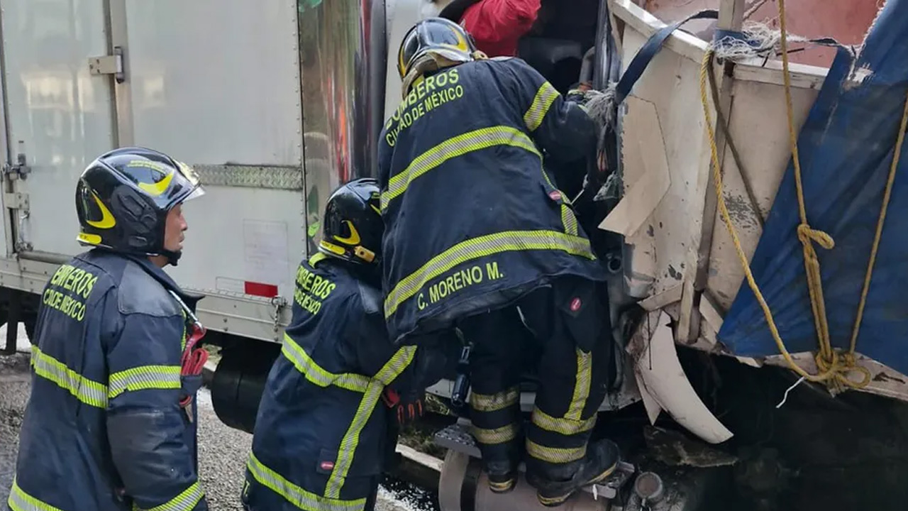 Una falla en el sistema de frenos provocó un choque entre unidades de carga en la carretera federal México-Toluca, en Cuajimalpa.