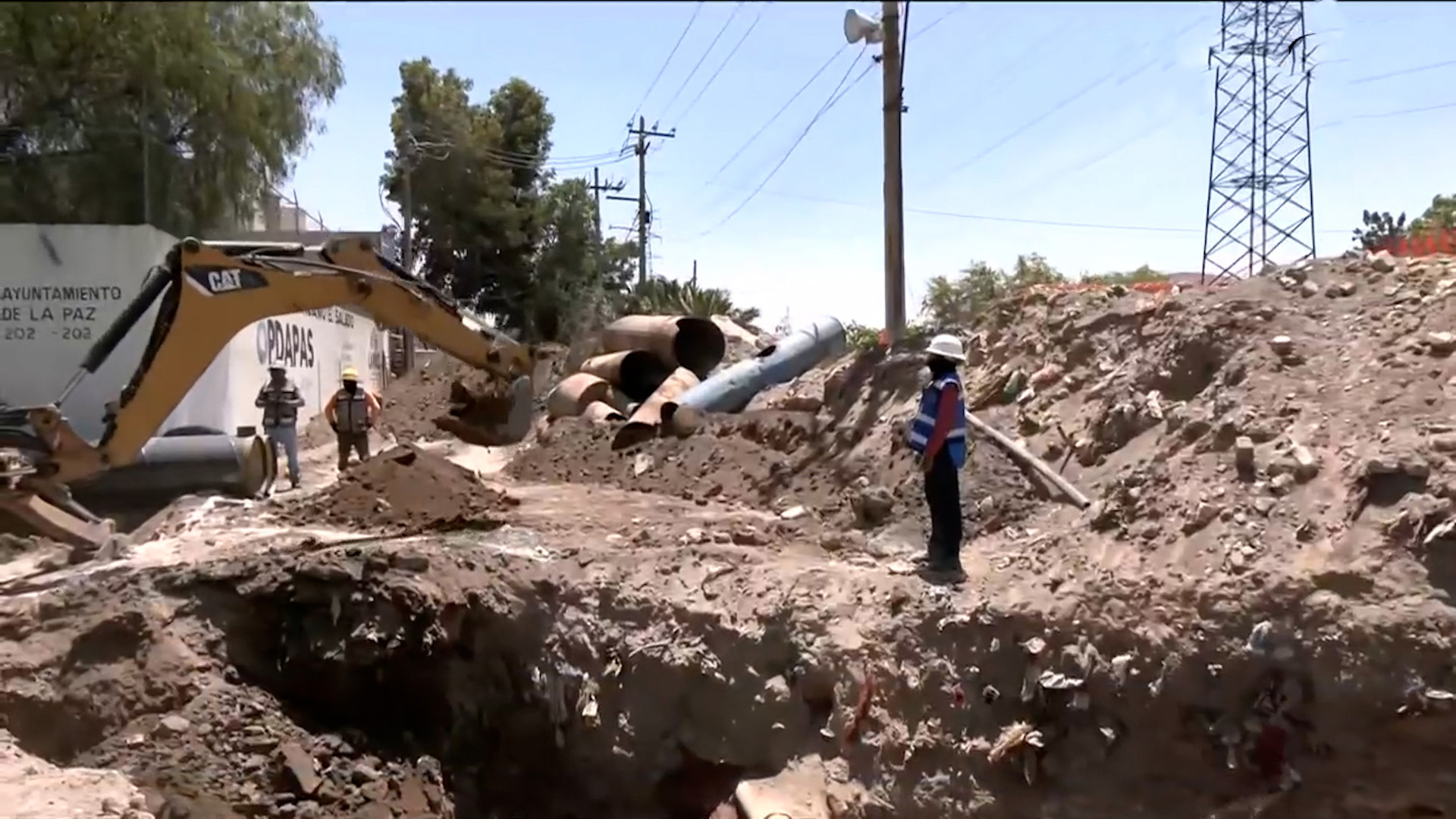 Autoridades de Los Reyes La Paz identifican 16 zonas críticas de inundación. Se realizan obras de emergencia en cárcamos para proteger a 48 mil habitantes.