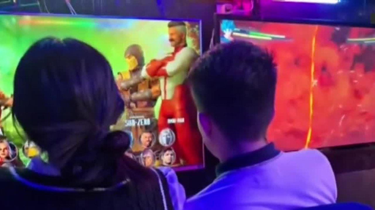 Un video exhibe el modus operandi de “llamas cruzadas”, donde delincuentes contactan a menores en videojuegos.