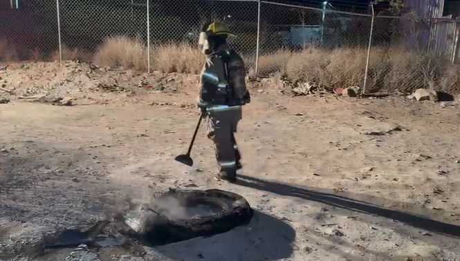 Sujetos provocan incendio en vivienda de Saltillo tras una riña; usaron neumáticos en llamas y lograron escapar