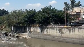Autoridades resguardan la zona tras el hallazgo del cuerpo en la hidroeléctrica.