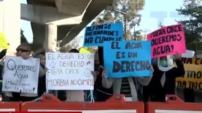Manifestantes bloquean el paso de la autopista México-Cuernavaca