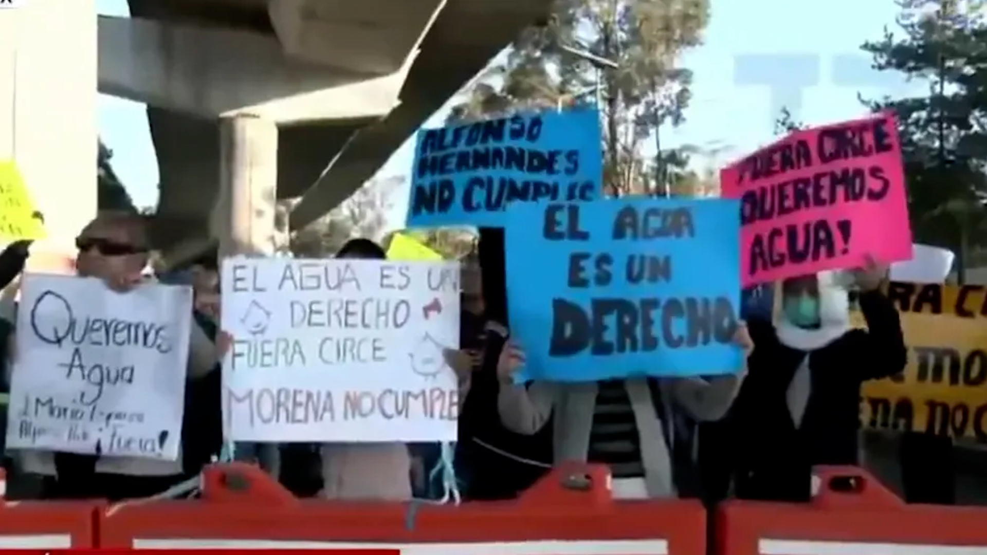 Manifestantes bloquean el paso en ambos sentidos de la autopista México - Cuernavaca, protestando la falta de suministro de agua en sus domicilios.