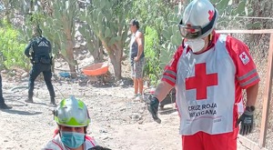 Bomberos rescatan a dos trabajadores inconscientes dentro de una noria en Saltillo; posible intoxicación movilizó a cuerpos de emergencia.