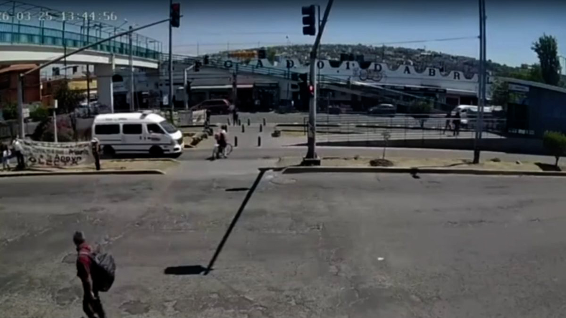 Una menor de 16 años fue atropellada por una ambulancia en el carril del Mexibús en Chimalhuacán. El chofer fue detenido y el DIF cubrirá los gastos médicos.