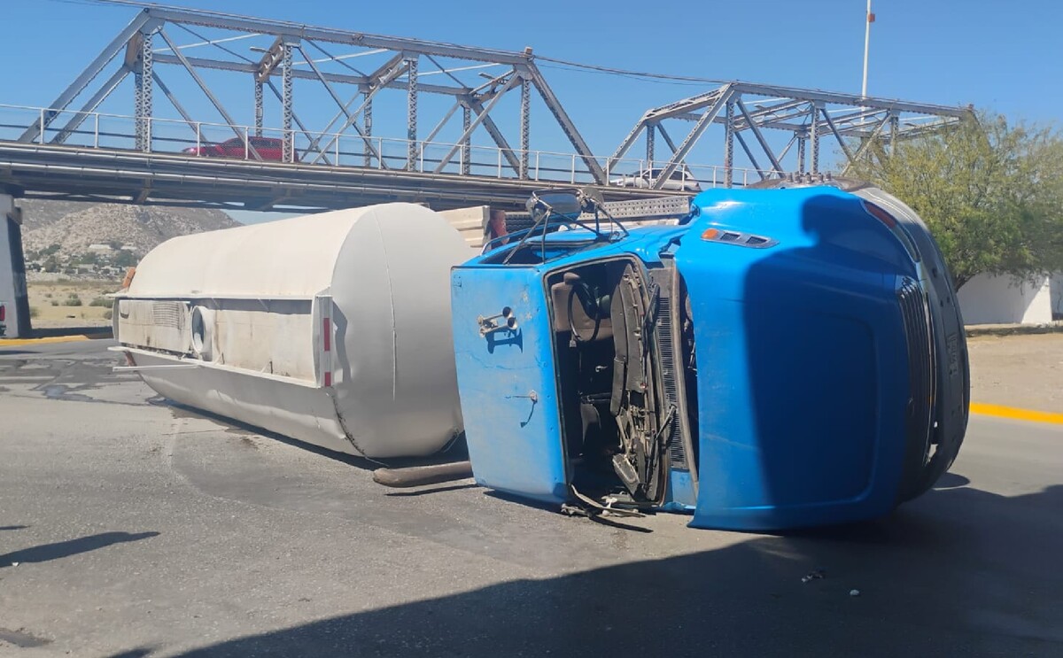 Pipa del ayuntamiento de Gómez Palacio que se vio involucrada en una volcadura, dejando a dos personas lesionadas.
