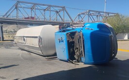 Pipa del ayuntamiento de Gómez Palacio que se vio involucrada en una volcadura, dejando a dos personas lesionadas.