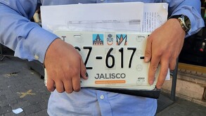 Contribuyentes pueden acudir sin cita a recaudadoras para el canje de placas en Jalisco.