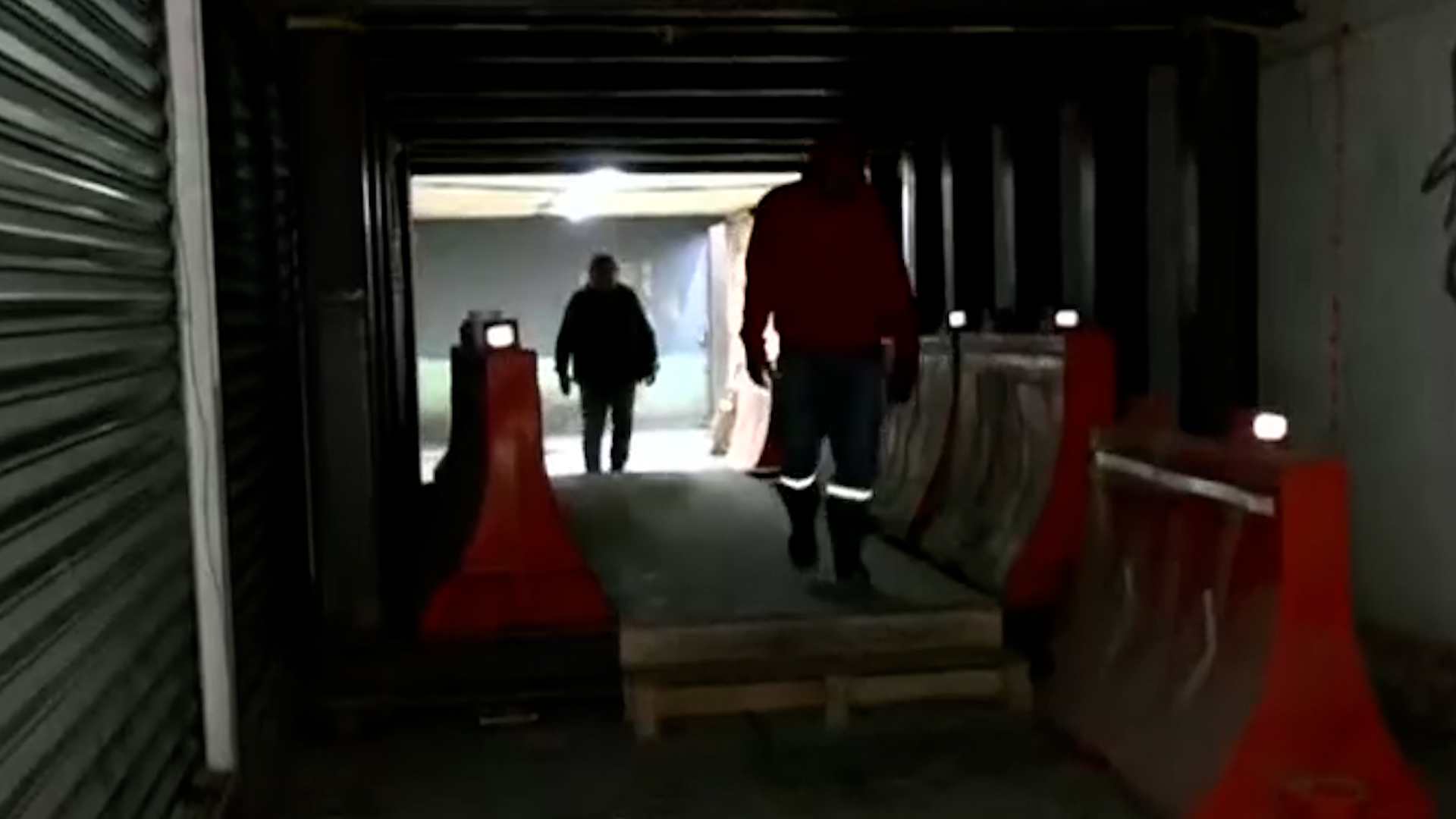 Vecinos denuncian que bajo puentes de Calzada de Tlalpan están sin luz y son usados para asaltos. Las obras del Mundial 2026 causan inseguridad en la CdMx.