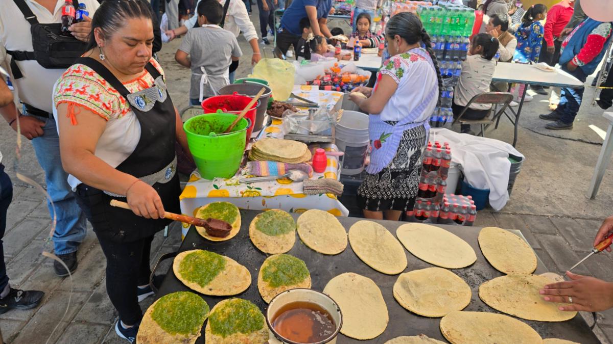 Cocinera prepara gorditas en la Feria de la Gordita en la Resurrección