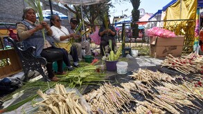 Antes del Domingo de Ramos, que forma parte de la Semana Santa, artesanos que trabajan la palma se instalan afuera de iglesias.