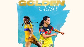 Mía Villalpando y Scarlett Camberos, jugadoras de Tigres y América Femenil.