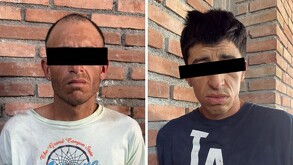 Se observa a dos hombres con cintillo negro en ojos, visten playeras.