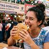 Persona mordiendo una cemita en la Feria de la Cemita Poblana 2026