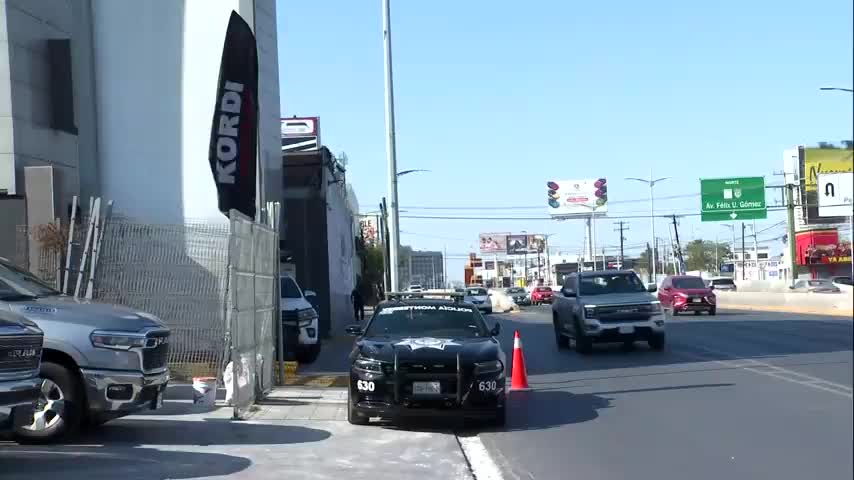 Un hombre falleció al interior de una sucursal bancaria en Monterrey, lo que generó movilización de cuerpos de emergencia.