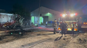 Sujetos provocan incendio en vivienda de Saltillo tras una riña; usaron neumáticos en llamas y lograron escapar