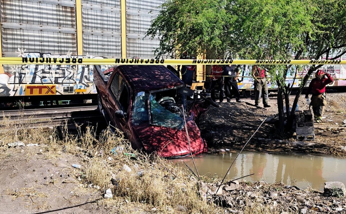 Camioneta dentro de canal de riego luego de haber sido impactada por el tren en Gómez Palacio.
