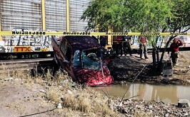 Camioneta dentro de canal de riego luego de haber sido impactada por el tren en Gómez Palacio.
