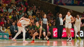 Las regias vs las potosinas en el gimnasio Manuel Barragán.