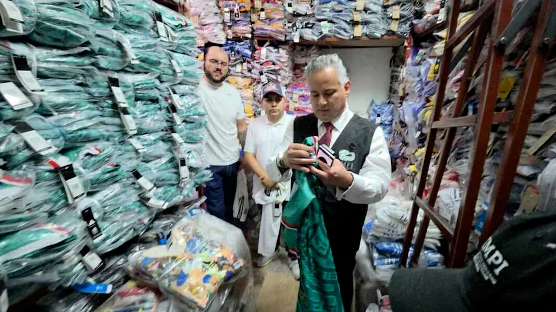 Miembros del IMPI llevaron a cabo el operativo para salvaguardar la propiedad intelectual de productos.