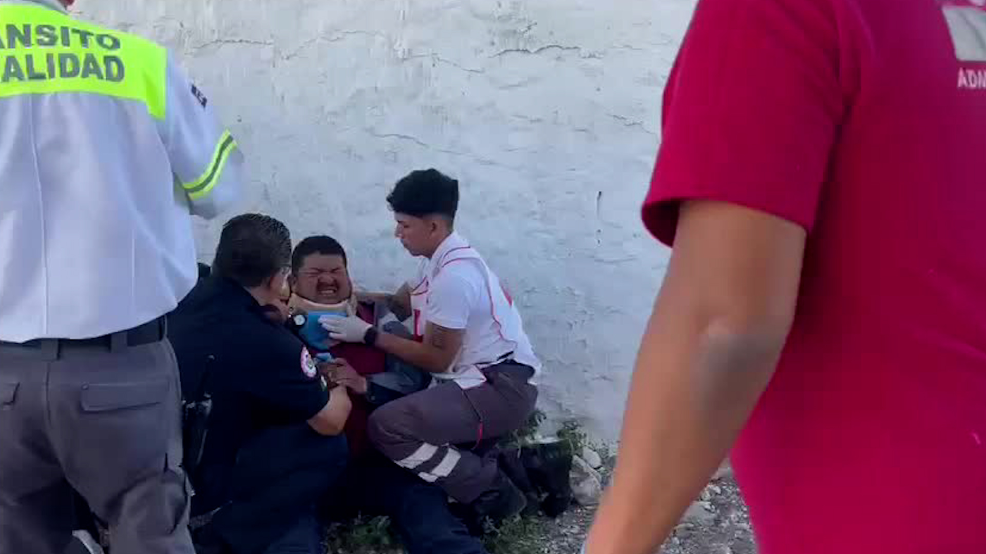 Dos trabajadores del ayuntamiento de Gómez Palacio resultaron lesionados tras la volcadura de una pipa que llevaba 20 mil litros de agua.