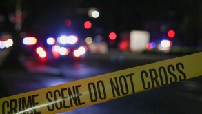 Cinta amarilla de prohibido el paso por un crimen