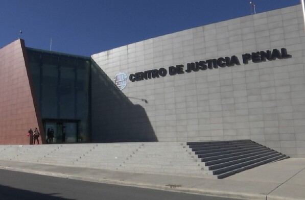 Se observa un edificio color gris y letras que dice Centro de Justicia Penal.