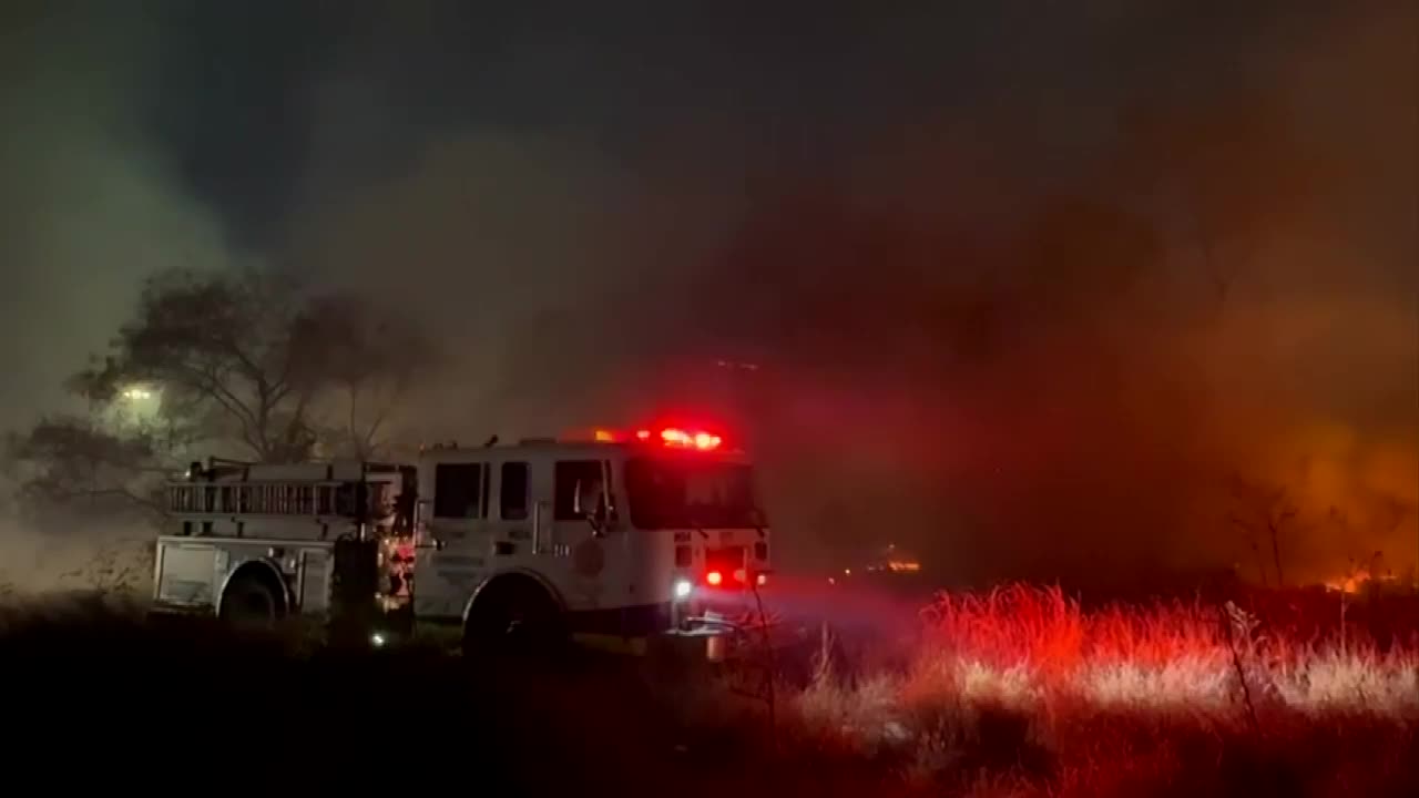 Un incendio en un lote baldío consumió cerca de 5 mil metros cuadrados de pastizal en San Nicolás, Nuevo León.